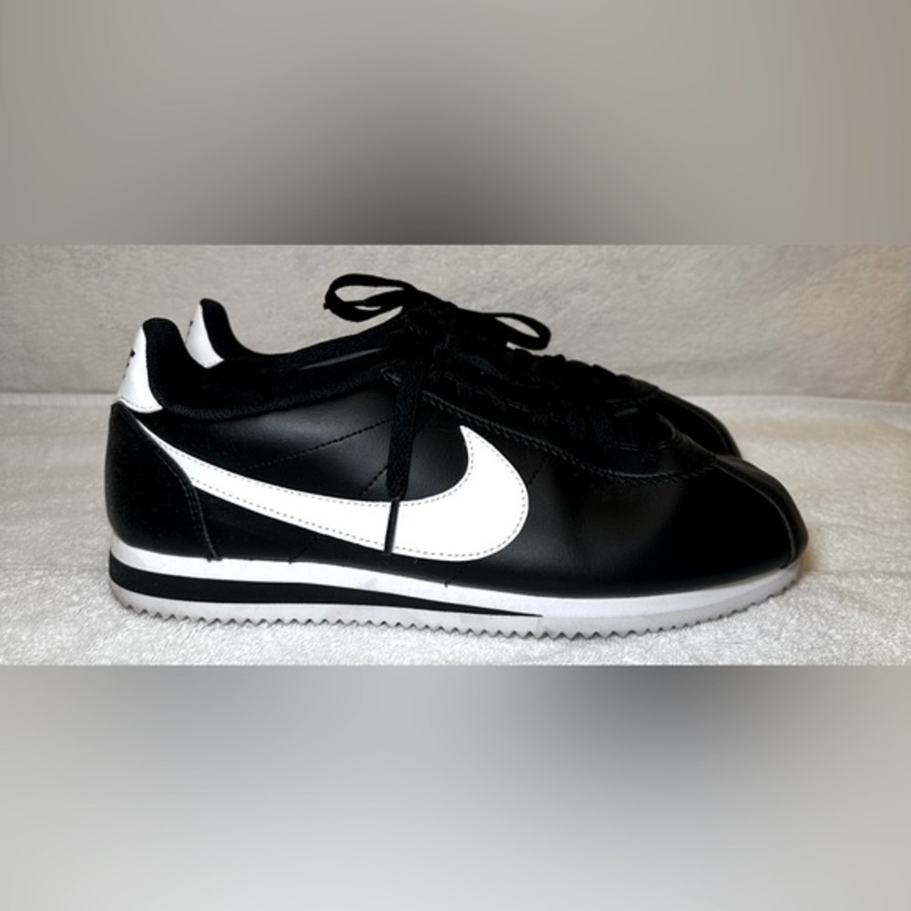 Nike Cortez unisex black and white classic style tennis shoes sneakers‎ retro
